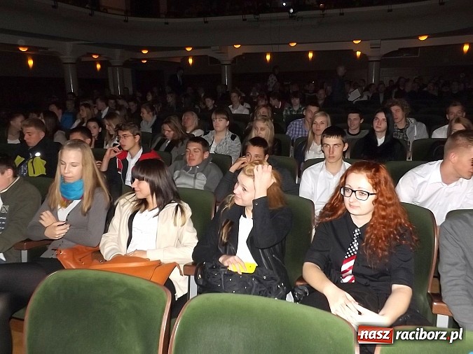 Zdjęcie w galerii na portalu naszraciborz.pl: Owacje na stojąco po premierze Kuzyna! wiadomości z regionu