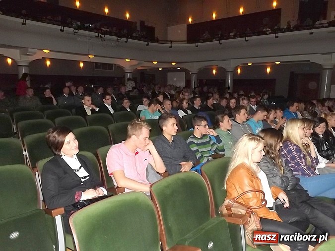 Zdjęcie w galerii na portalu naszraciborz.pl: Owacje na stojąco po premierze Kuzyna! wiadomości z regionu