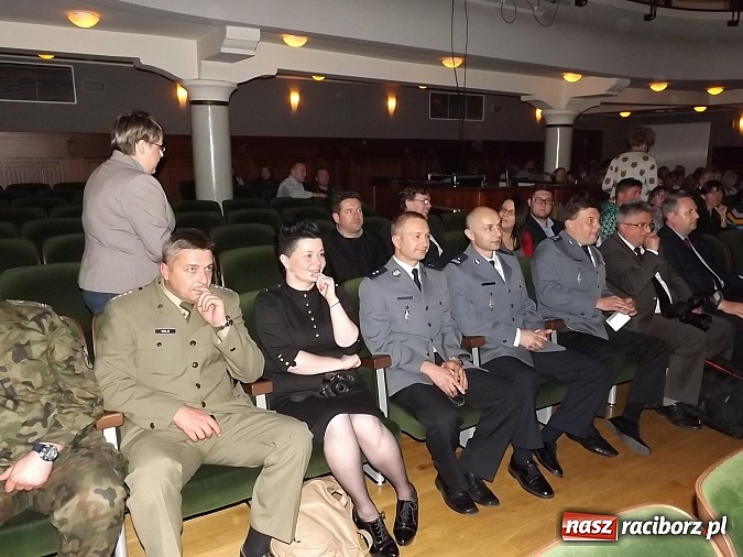 Zdjęcie w galerii na portalu naszraciborz.pl: Owacje na stojąco po premierze Kuzyna! wiadomości z regionu