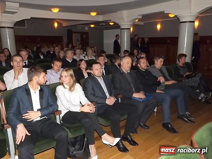 Zdjęcie w galerii na portalu naszraciborz.pl: Owacje na stojąco po premierze Kuzyna! wiadomości z regionu