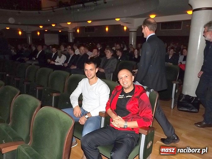 Zdjęcie w galerii na portalu naszraciborz.pl: Owacje na stojąco po premierze Kuzyna! wiadomości z regionu