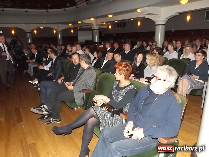 Zdjęcie w galerii na portalu naszraciborz.pl: Owacje na stojąco po premierze Kuzyna! wiadomości z regionu