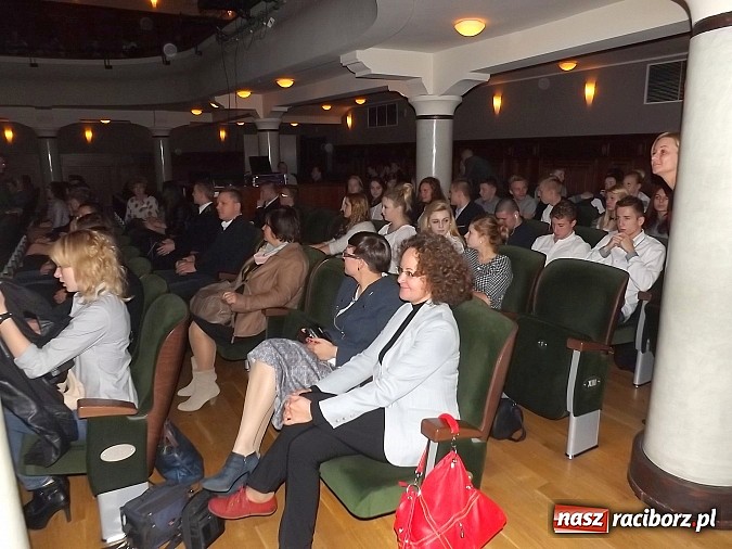 Zdjęcie w galerii na portalu naszraciborz.pl: Owacje na stojąco po premierze Kuzyna! wiadomości z regionu