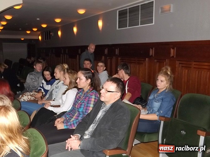 Zdjęcie w galerii na portalu naszraciborz.pl: Owacje na stojąco po premierze Kuzyna! wiadomości z regionu