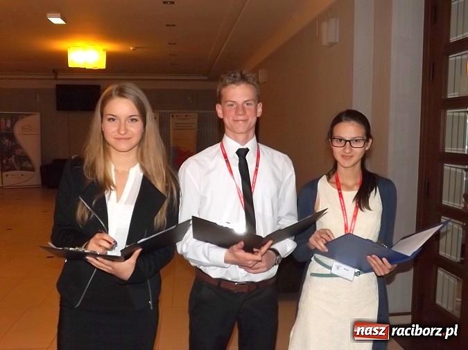 Zdjęcie w galerii na portalu naszraciborz.pl: Owacje na stojąco po premierze Kuzyna! wiadomości z regionu