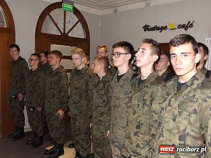 Zdjęcie w galerii na portalu naszraciborz.pl: Owacje na stojąco po premierze Kuzyna! wiadomości z regionu