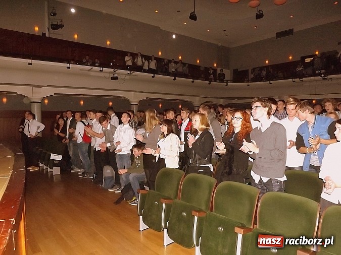 Zdjęcie w galerii na portalu naszraciborz.pl: Owacje na stojąco po premierze Kuzyna! wiadomości z regionu