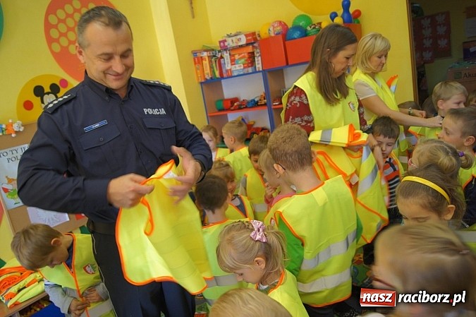 Zdjęcie w galerii na portalu naszraciborz.pl: Gmina ufundowała kamizelki odblaskowe dla Przedszkola w Nędzy wiadomości z regionu