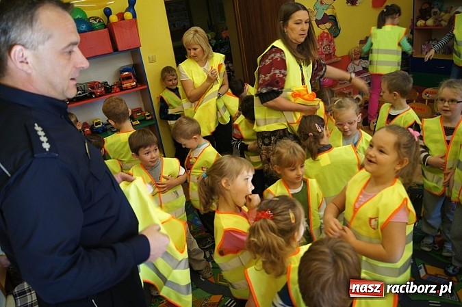 Zdjęcie w galerii na portalu naszraciborz.pl: Gmina ufundowała kamizelki odblaskowe dla Przedszkola w Nędzy wiadomości z regionu
