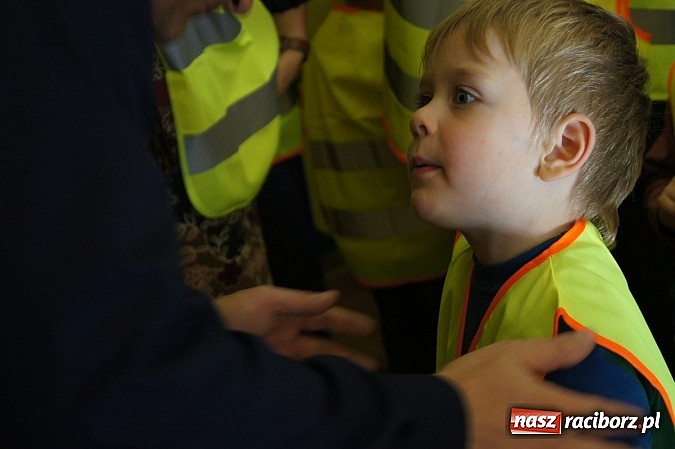 Zdjęcie w galerii na portalu naszraciborz.pl: Gmina ufundowała kamizelki odblaskowe dla Przedszkola w Nędzy wiadomości z regionu