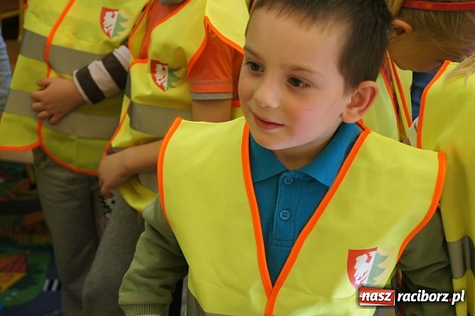 Zdjęcie w galerii na portalu naszraciborz.pl: Gmina ufundowała kamizelki odblaskowe dla Przedszkola w Nędzy wiadomości z regionu