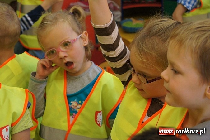 Zdjęcie w galerii na portalu naszraciborz.pl: Gmina ufundowała kamizelki odblaskowe dla Przedszkola w Nędzy wiadomości z regionu