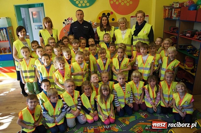 Zdjęcie w galerii na portalu naszraciborz.pl: Gmina ufundowała kamizelki odblaskowe dla Przedszkola w Nędzy wiadomości z regionu