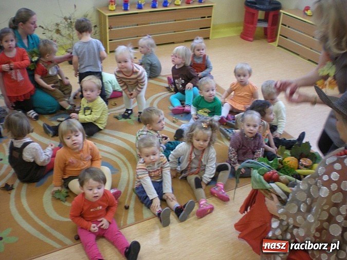 Zdjęcie w galerii na portalu naszraciborz.pl: Żłobkowicze ze Słonecznej przywitali jesień wiadomości z regionu