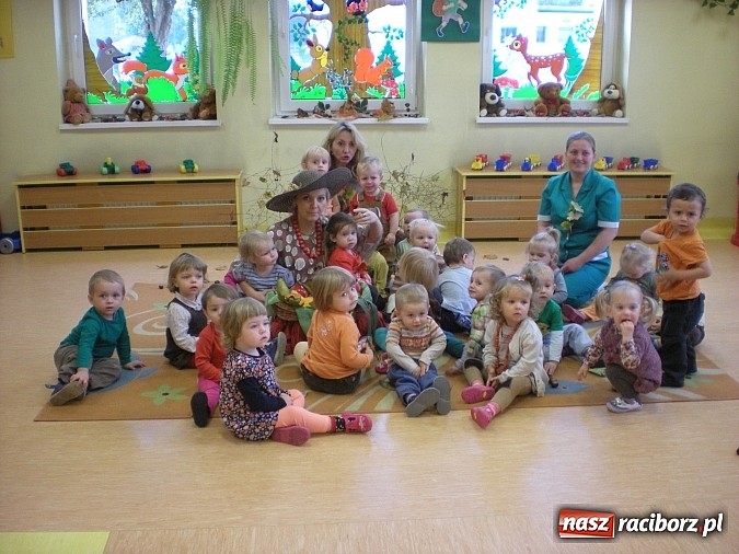 Zdjęcie w galerii na portalu naszraciborz.pl: Żłobkowicze ze Słonecznej przywitali jesień wiadomości z regionu