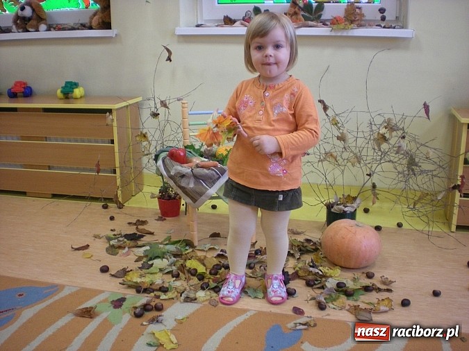 Zdjęcie w galerii na portalu naszraciborz.pl: Żłobkowicze ze Słonecznej przywitali jesień wiadomości z regionu