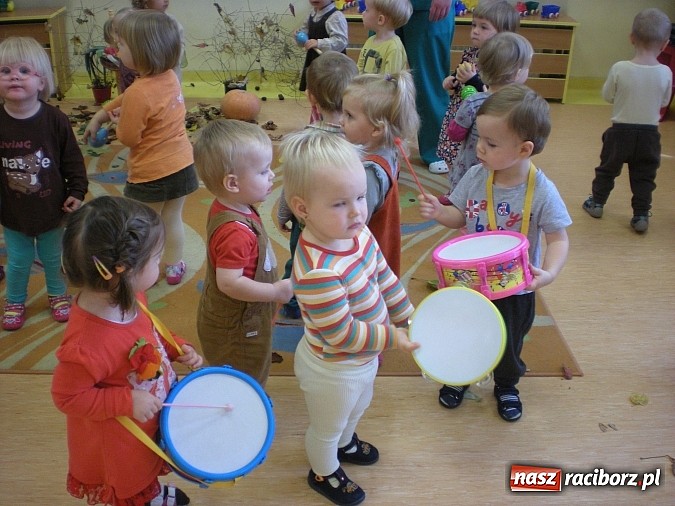 Zdjęcie w galerii na portalu naszraciborz.pl: Żłobkowicze ze Słonecznej przywitali jesień wiadomości z regionu