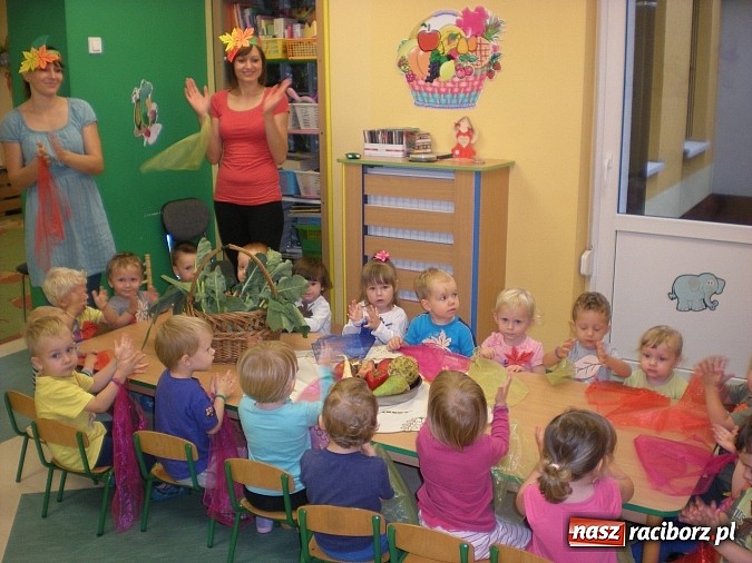 Zdjęcie w galerii na portalu naszraciborz.pl: Żłobkowicze ze Słonecznej przywitali jesień wiadomości z regionu