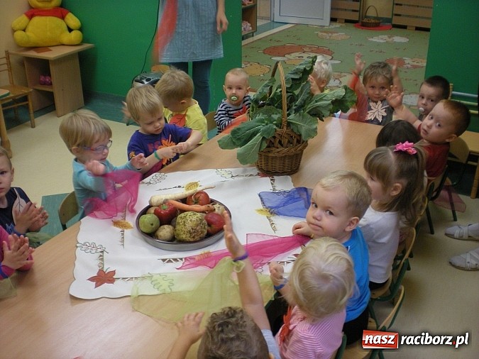 Zdjęcie w galerii na portalu naszraciborz.pl: Żłobkowicze ze Słonecznej przywitali jesień wiadomości z regionu