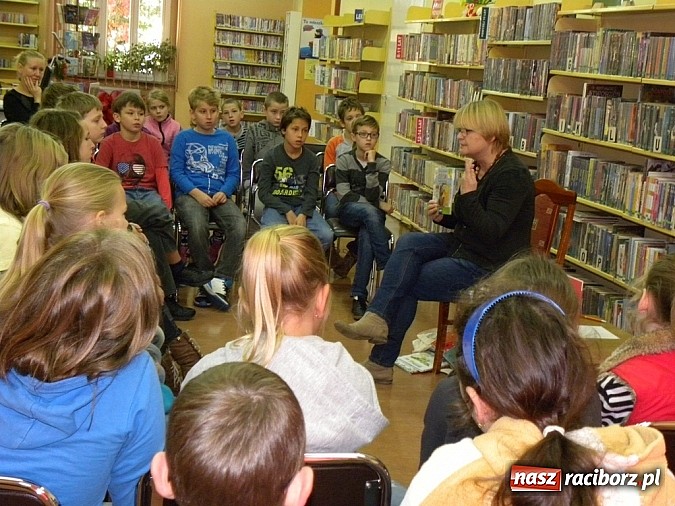 Zdjęcie w galerii na portalu naszraciborz.pl: Literacka gratka w Bibliotece wiadomości z regionu