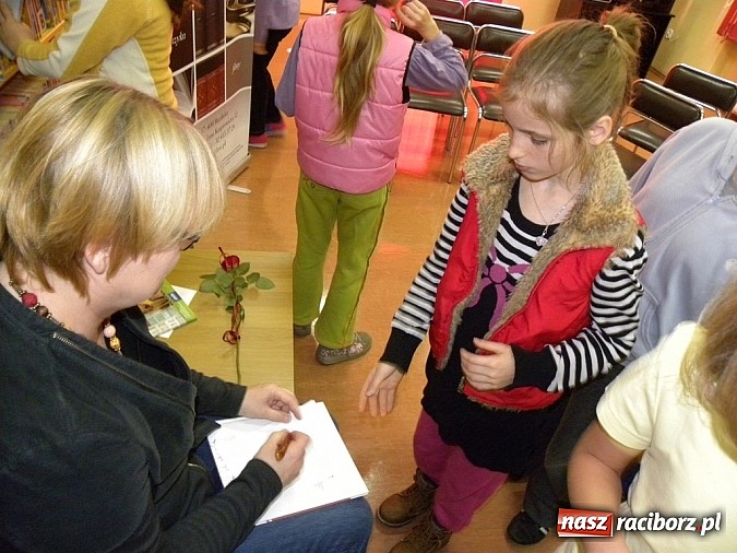 Zdjęcie w galerii na portalu naszraciborz.pl: Literacka gratka w Bibliotece wiadomości z regionu
