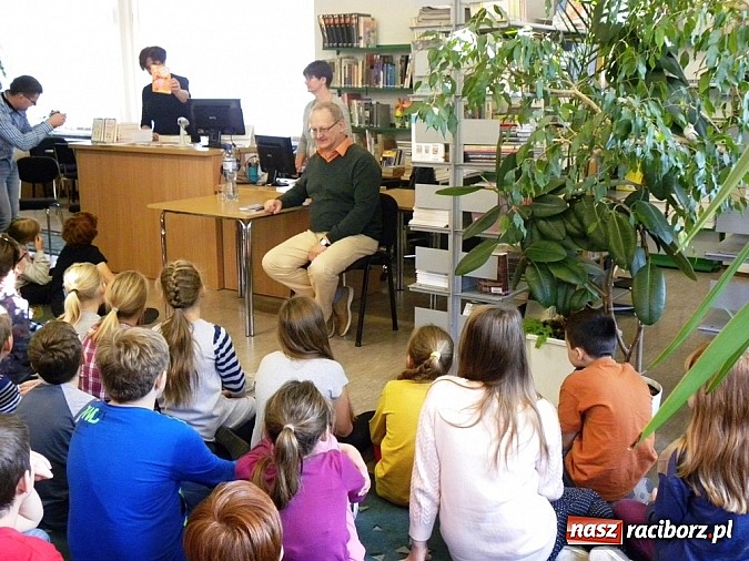 Zdjęcie w galerii na portalu naszraciborz.pl: Literacka gratka w Bibliotece wiadomości z regionu