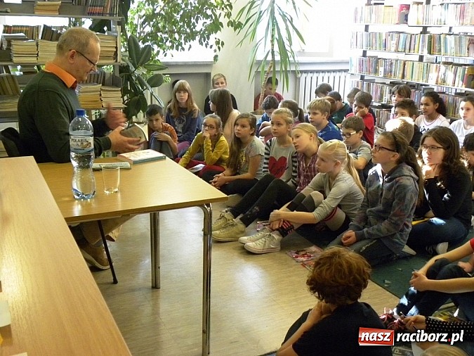 Zdjęcie w galerii na portalu naszraciborz.pl: Literacka gratka w Bibliotece wiadomości z regionu