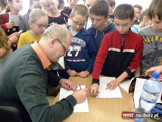 Zdjęcie w galerii na portalu naszraciborz.pl: Literacka gratka w Bibliotece wiadomości z regionu