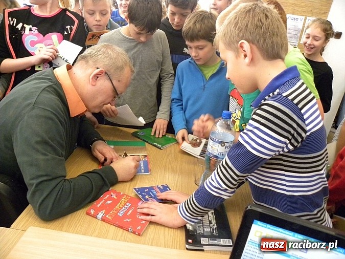 Zdjęcie w galerii na portalu naszraciborz.pl: Literacka gratka w Bibliotece wiadomości z regionu