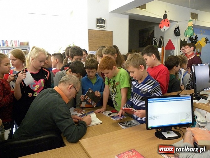 Zdjęcie w galerii na portalu naszraciborz.pl: Literacka gratka w Bibliotece wiadomości z regionu