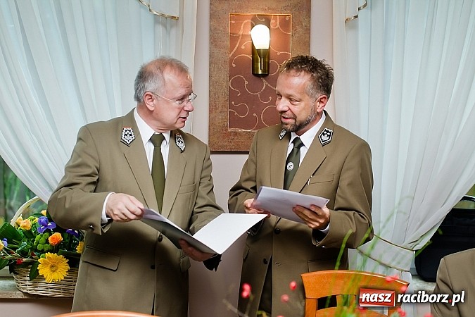 Zdjęcie w galerii na portalu naszraciborz.pl: Nadleśniczy Zenon Pietras pożegnał się dziś z radnymi wiadomości z regionu
