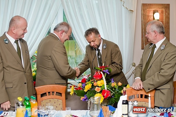Zdjęcie w galerii na portalu naszraciborz.pl: Nadleśniczy Zenon Pietras pożegnał się dziś z radnymi wiadomości z regionu