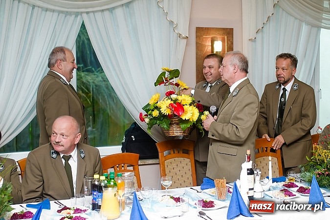 Zdjęcie w galerii na portalu naszraciborz.pl: Nadleśniczy Zenon Pietras pożegnał się dziś z radnymi wiadomości z regionu