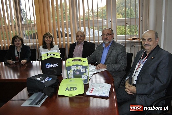 Zdjęcie w galerii na portalu naszraciborz.pl: Dwa nowe defibrylatory trafiły do Rafako wiadomości z regionu
