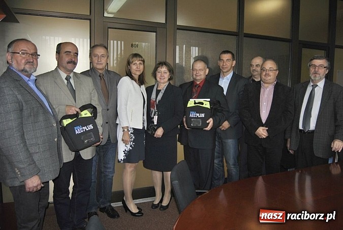 Zdjęcie w galerii na portalu naszraciborz.pl: Dwa nowe defibrylatory trafiły do Rafako wiadomości z regionu