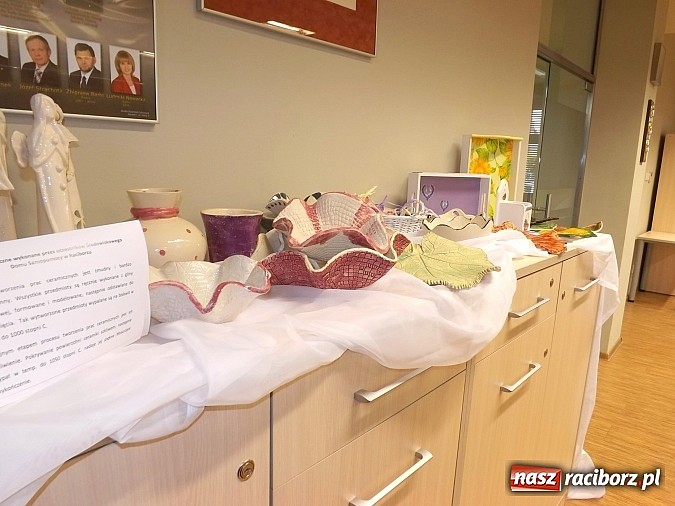 Zdjęcie w galerii na portalu naszraciborz.pl: Podopieczni ŚDS-u pokazali swoje prace radnym powiatu wiadomości z regionu