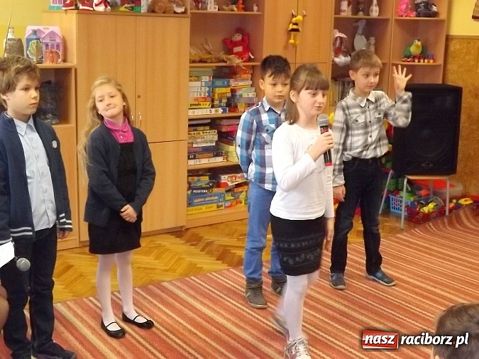 Zdjęcie w galerii na portalu naszraciborz.pl: Oficjalne pasowanie na świetlika w SP 13 wiadomości z regionu