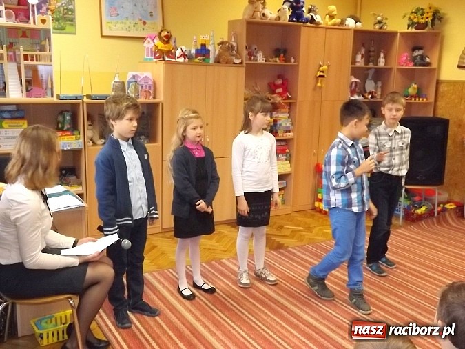 Zdjęcie w galerii na portalu naszraciborz.pl: Oficjalne pasowanie na świetlika w SP 13 wiadomości z regionu