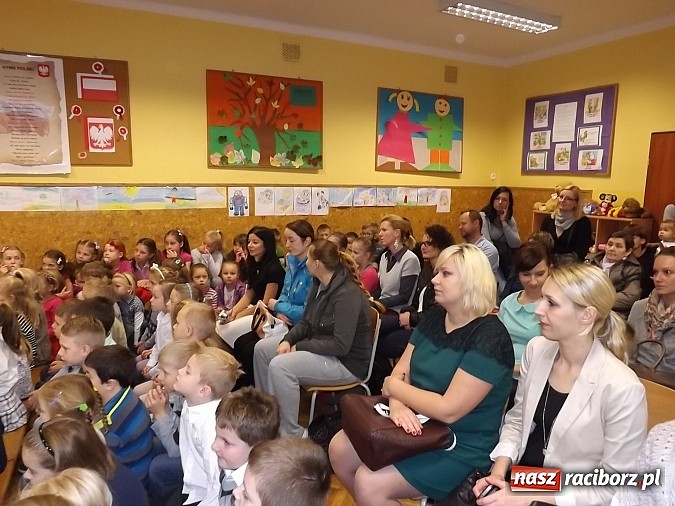 Zdjęcie w galerii na portalu naszraciborz.pl: Oficjalne pasowanie na świetlika w SP 13 wiadomości z regionu