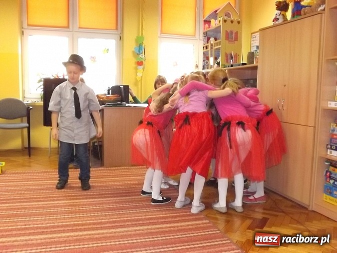 Zdjęcie w galerii na portalu naszraciborz.pl: Oficjalne pasowanie na świetlika w SP 13 wiadomości z regionu