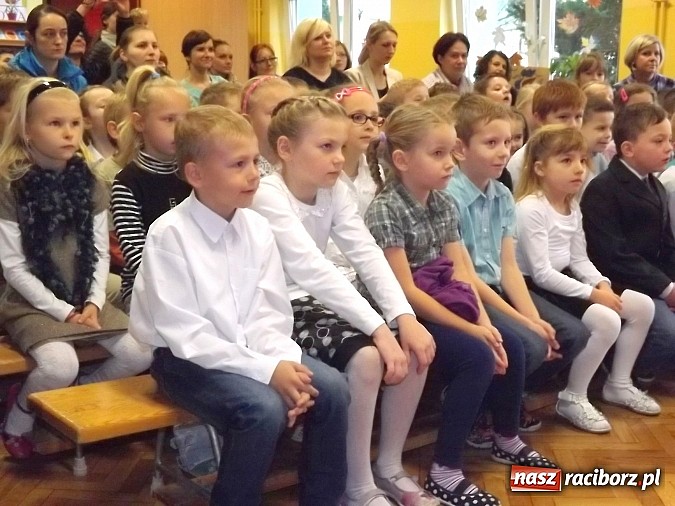 Zdjęcie w galerii na portalu naszraciborz.pl: Oficjalne pasowanie na świetlika w SP 13 wiadomości z regionu