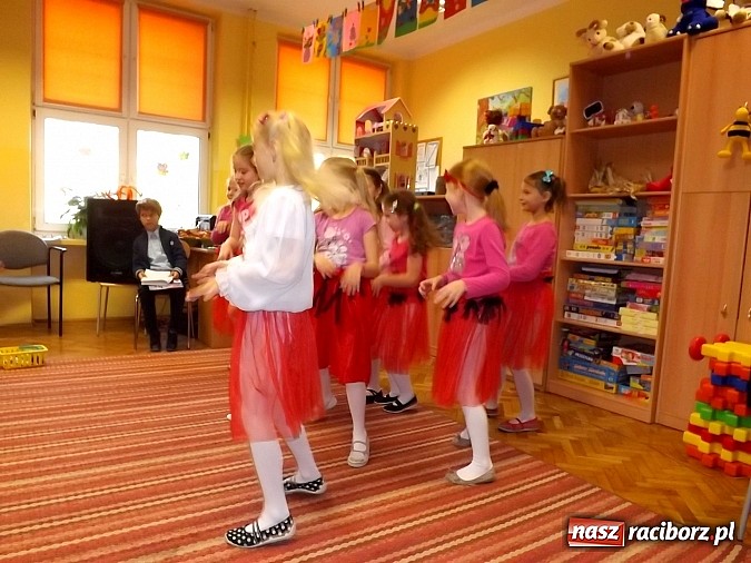 Zdjęcie w galerii na portalu naszraciborz.pl: Oficjalne pasowanie na świetlika w SP 13 wiadomości z regionu