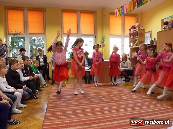 Zdjęcie w galerii na portalu naszraciborz.pl: Oficjalne pasowanie na świetlika w SP 13 wiadomości z regionu