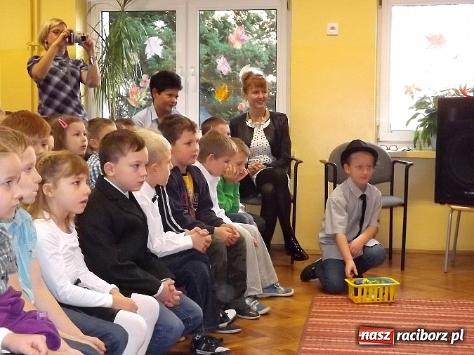 Zdjęcie w galerii na portalu naszraciborz.pl: Oficjalne pasowanie na świetlika w SP 13 wiadomości z regionu