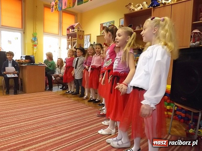 Zdjęcie w galerii na portalu naszraciborz.pl: Oficjalne pasowanie na świetlika w SP 13 wiadomości z regionu