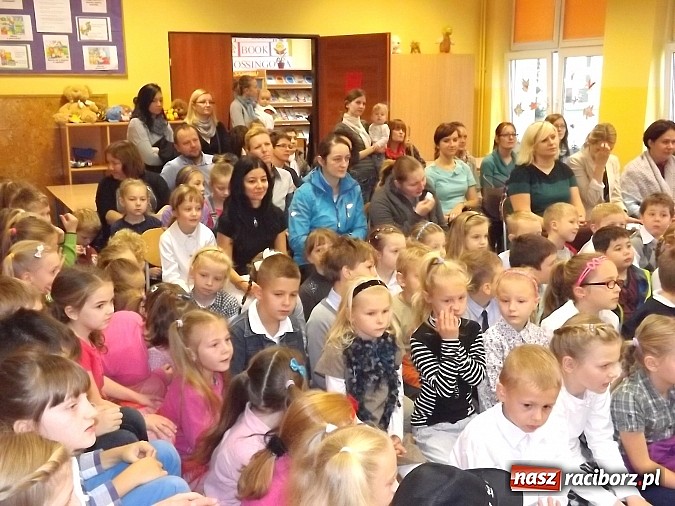 Zdjęcie w galerii na portalu naszraciborz.pl: Oficjalne pasowanie na świetlika w SP 13 wiadomości z regionu