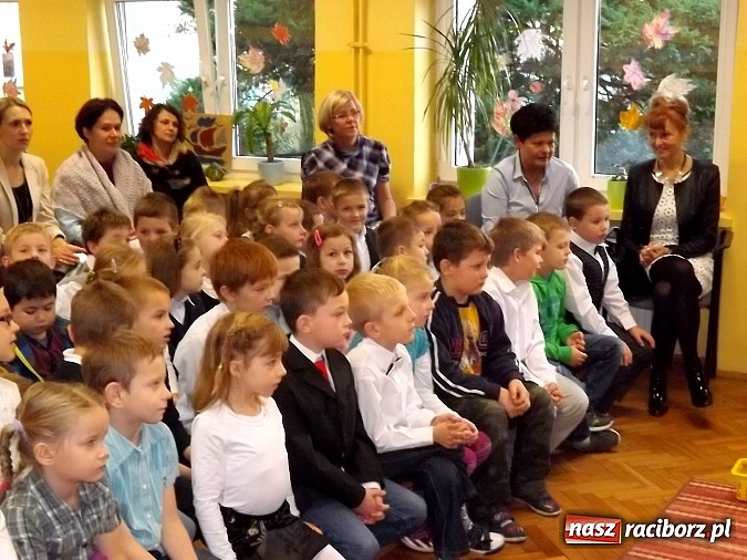 Zdjęcie w galerii na portalu naszraciborz.pl: Oficjalne pasowanie na świetlika w SP 13 wiadomości z regionu