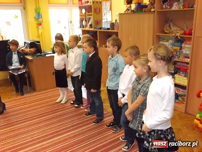 Zdjęcie w galerii na portalu naszraciborz.pl: Oficjalne pasowanie na świetlika w SP 13 wiadomości z regionu