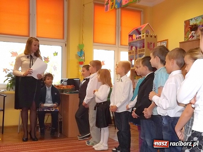 Zdjęcie w galerii na portalu naszraciborz.pl: Oficjalne pasowanie na świetlika w SP 13 wiadomości z regionu