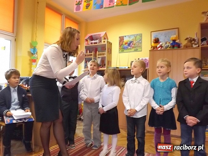 Zdjęcie w galerii na portalu naszraciborz.pl: Oficjalne pasowanie na świetlika w SP 13 wiadomości z regionu